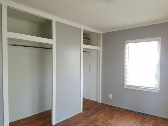 Building Photo - Nice 3 bedroom 1 bath home Walking distanc...