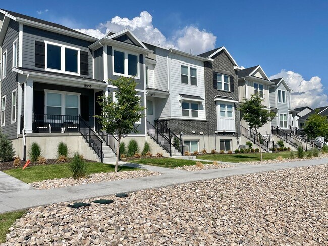 Building Photo - Gorgeous Poolside Corner Townhome at Mount...