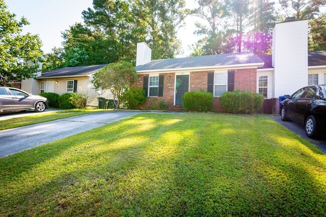 Building Photo - Adorable Duplex