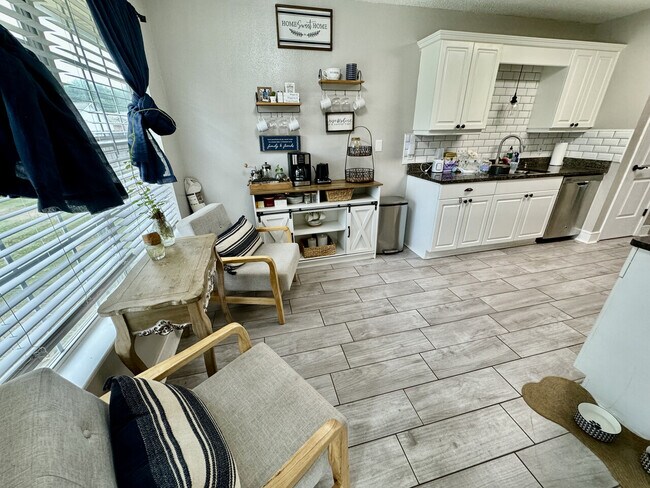 Building Photo - 6895 Community Dr