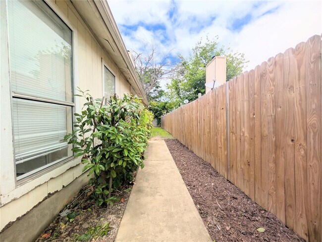 Foto del edificio - 2018 Redwing Way