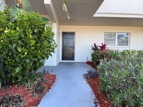 Building Photo - 7351 W Country Club Dr N