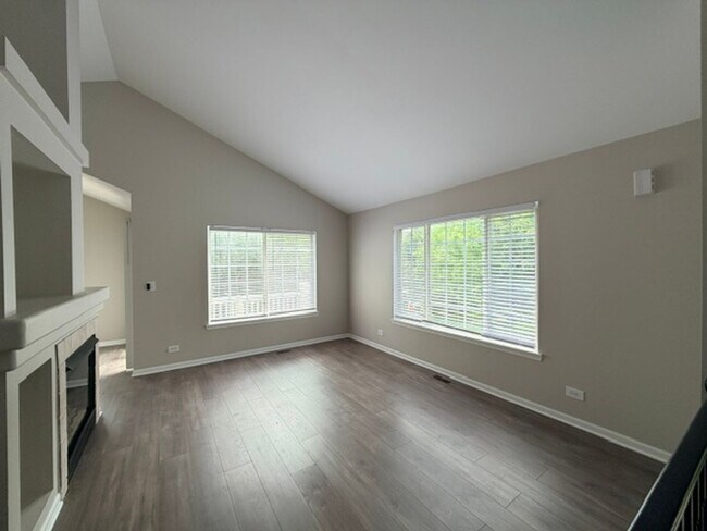 Foto del edificio - Beautiful and cozy home with 3 bedrooms and 2 full bathrooms and finished basement