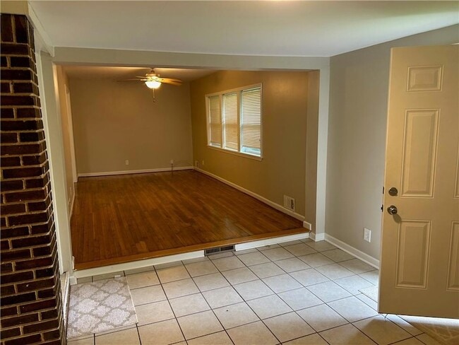 Building Photo - 3231 Pinehill Dr