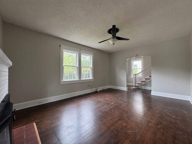 Foto del edificio - Welcome to this charming home in Portsmout...