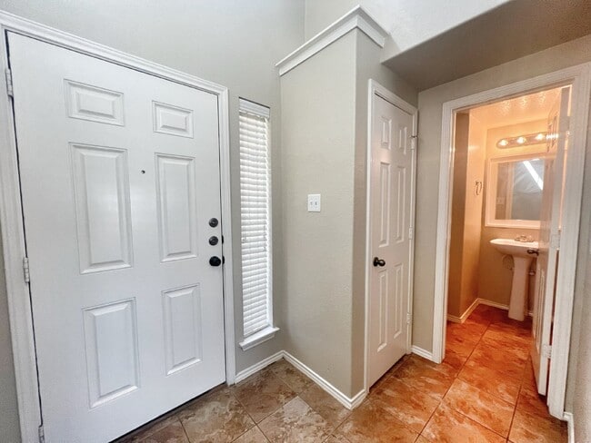 Building Photo - Prime Avery Park Location – Easy Access to...