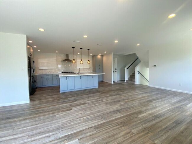 Foto del edificio - 4 bedroom 2.5 bath recently renovated home...