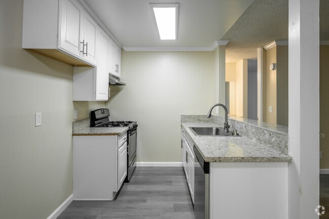 1BR, 1BA - 700SF - Kitchen - Bay Timbers Apartments