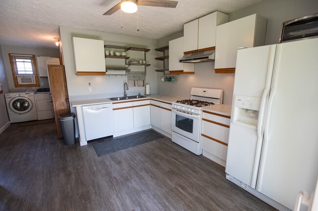 Kitchen - 27565 Seneca Trl N
