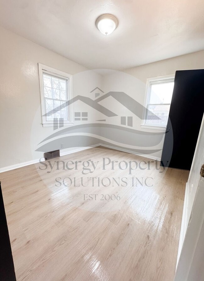 Building Photo - 467 Collins Dr