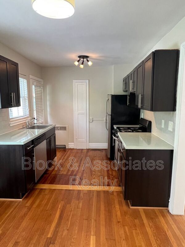 Foto del edificio - 1108 W Friendly Ave