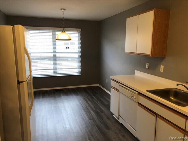 Building Photo - 15655 Stone Crossing Dr