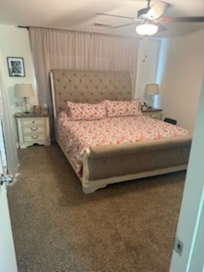 Foto del edificio - Charming 2 Story Home Featuring 4 beds/2.5 baths Available for Rent!