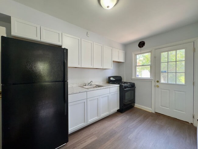 Building Photo - Charming 3 Bedroom/1.5 Bathroom Home in Lo...