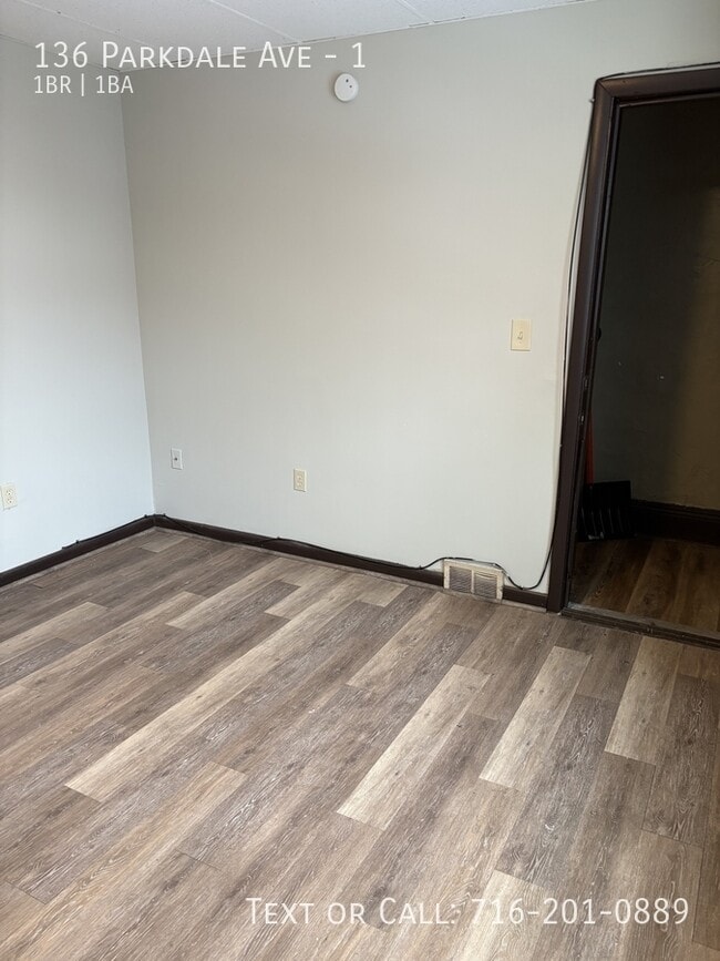 Foto del edificio - 136 Parkdale Ave