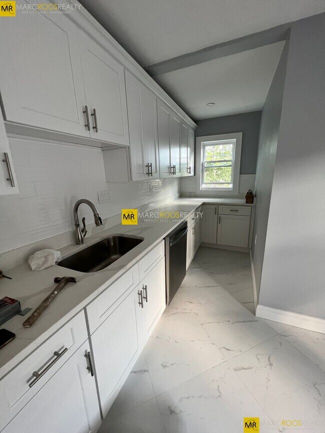 Building Photo - Modern Watertown 3bed 2bath w. W/D in Unit...