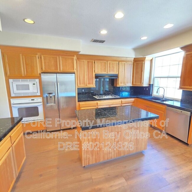 Building Photo - 565 Jorgensen St