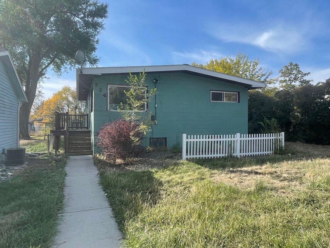 Foto principal - 4 bedroom 2 bathroom home