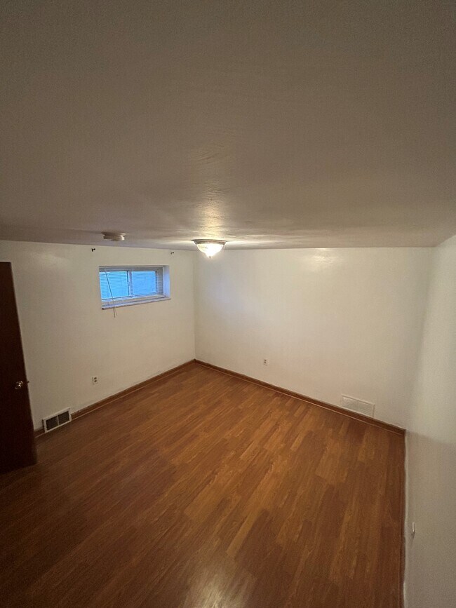 Bedroom Pic 1 of 2 - 1556 Fallowfield Ave