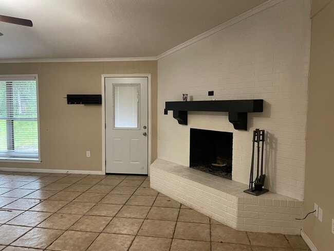 Building Photo - 3/2/2 plus bonus room WOISD