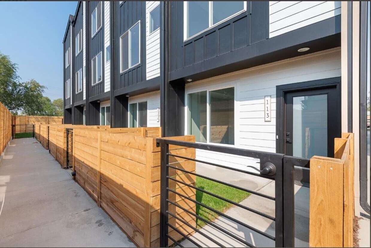 Foto principal - 4925 W 10th Ave