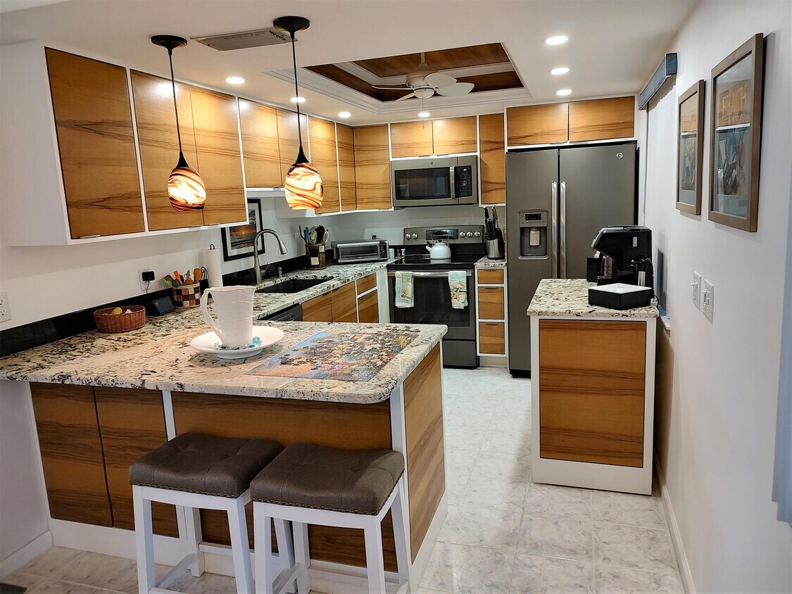 Primary Photo - 2400 S Ocean Dr