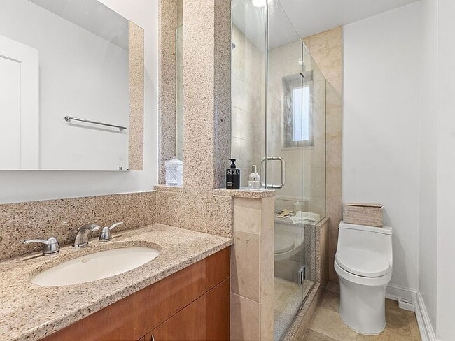 Foto del edificio - "Charming 1-Bedroom Retreat in Prime Greenwich Location – 895 Sq Ft of Cozy Elegance!"