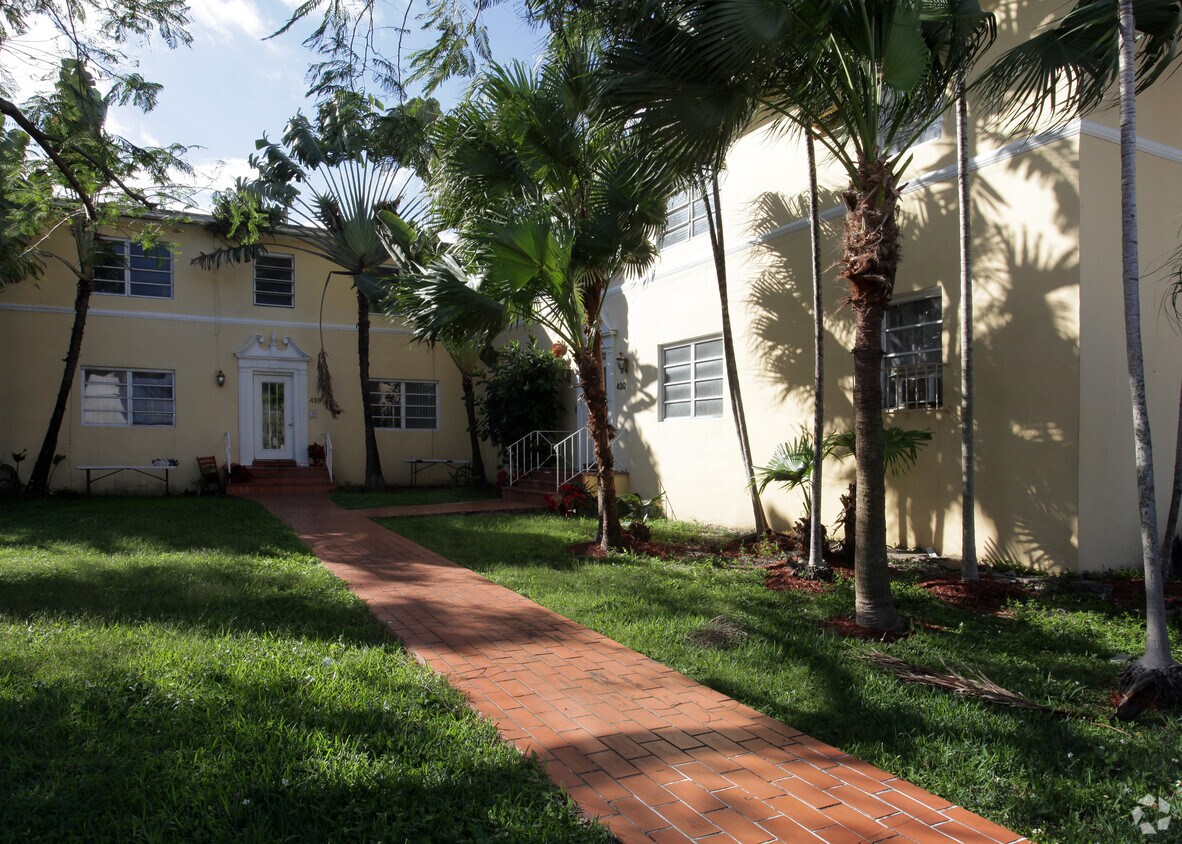 Building Photo - 418 Valencia Ave