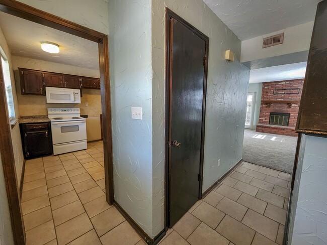 Foto del edificio - 3 bed Brick Townhome in Shawnee