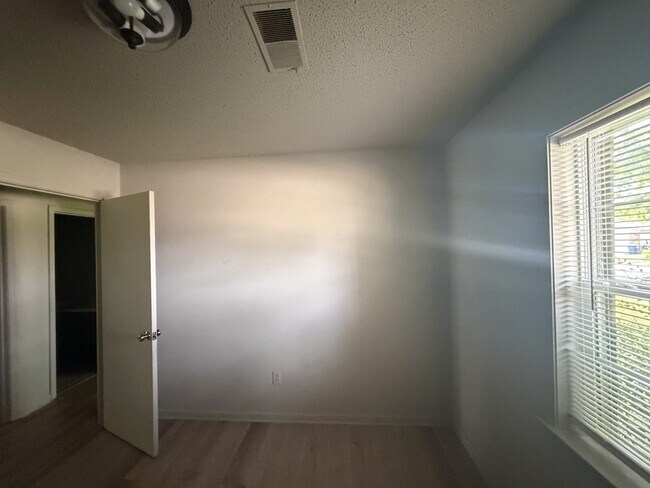 Building Photo - 905 Maple Dr