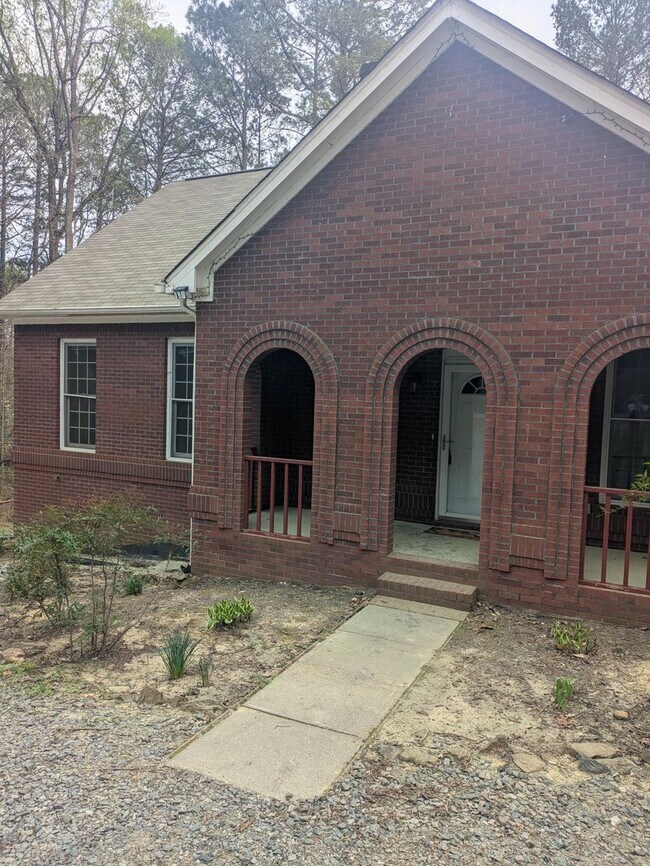 Building Photo - Spacious 4bed 3 bath with a Bonus Room and...