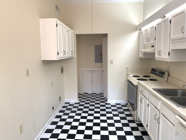 Building Photo - Felder 6 Unit