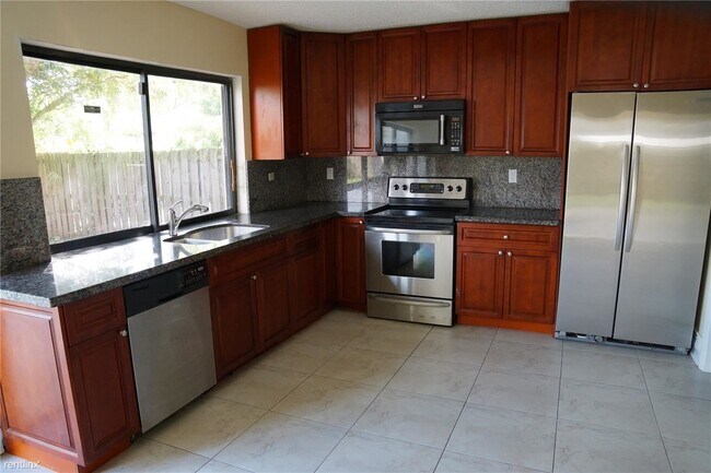 Building Photo - 5 br, 3 bath House - 801 SW 72nd Ave