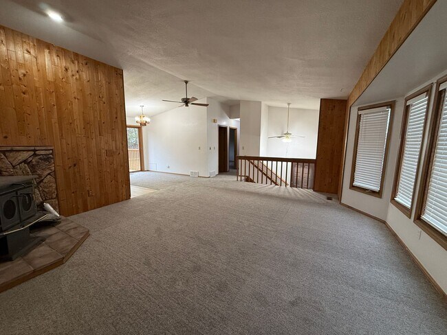 Foto del edificio - Charming Eagle River Split-Level – Mountai...