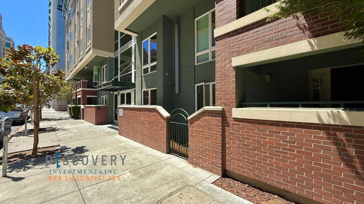 Primary Photo - Large Downtown Oakland Two Bedroom Condomi...
