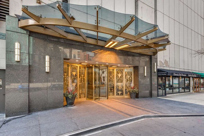 Building Photo - 111 E Chestnut St