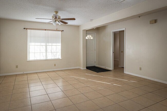 Building Photo - 725 Sage Dr