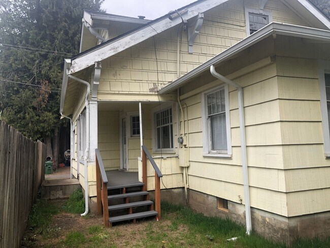 Foto del edificio - Large 4 bedroom, 1.5 bathroom farm house on River Rd!