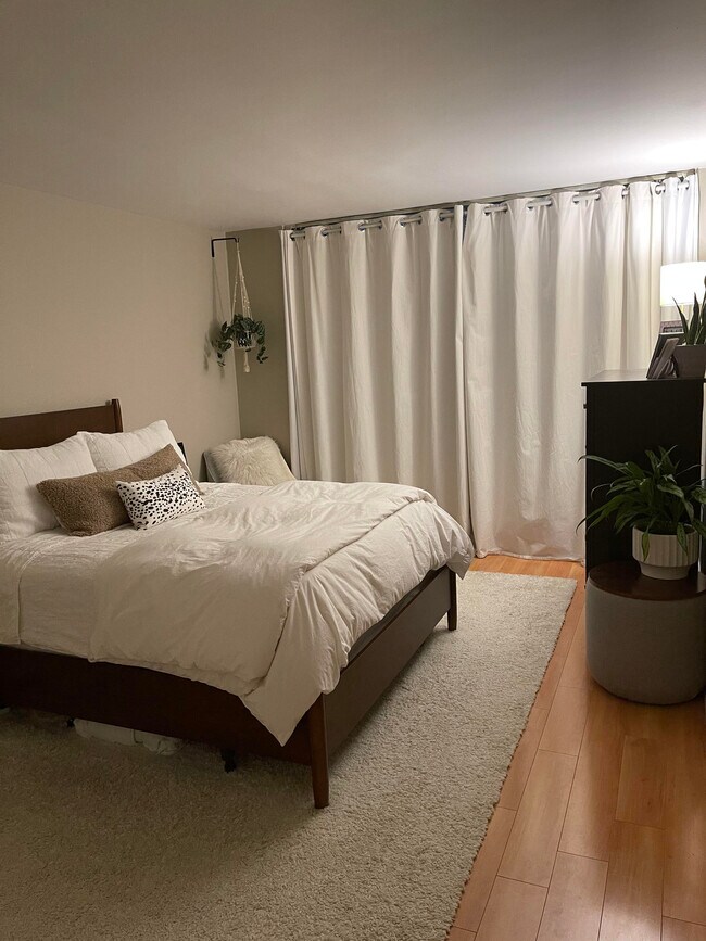 Master Bedroom - 2020 N Lincoln Park W