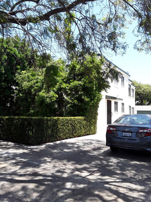 building exterior - 2626 1/2 S Sepulveda Blvd