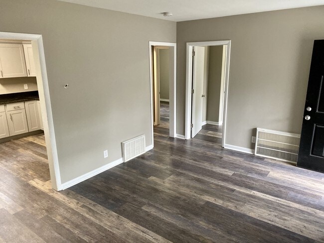 Building Photo - Cute Renovated Duplex Near Duke Regional!