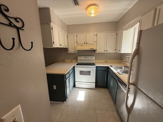 Foto del edificio - Townhome with Garage Near the Parkway