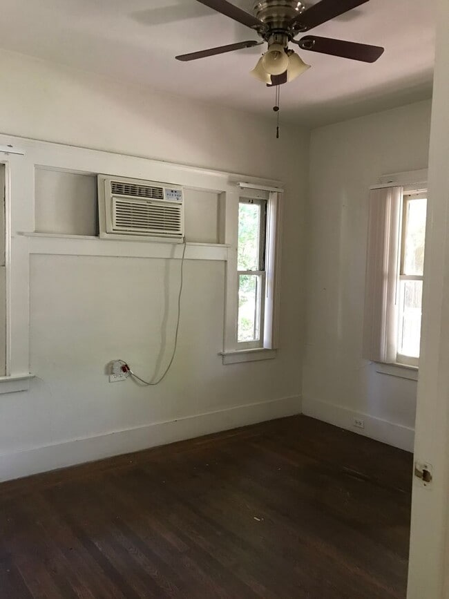 Building Photo - Great downtown location