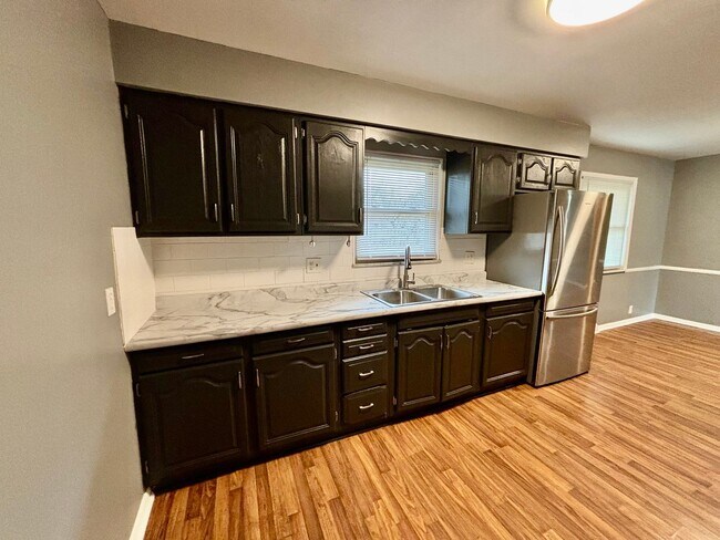 Foto del edificio - $1395 Charming 3-Bedroom Ranch Near Ball State & Ball Memorial!