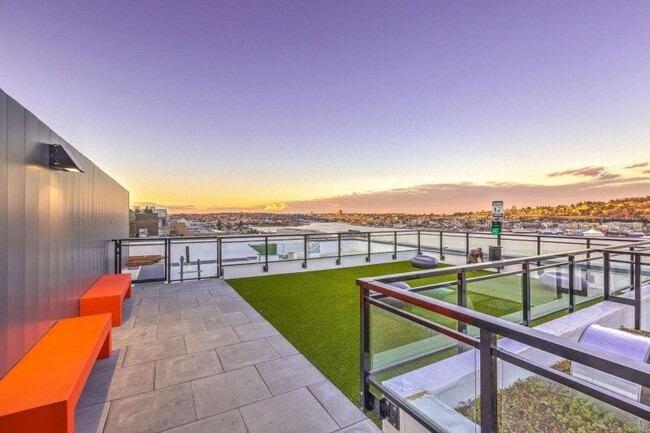 Pet wash and bark park with views - Leeward Apartments