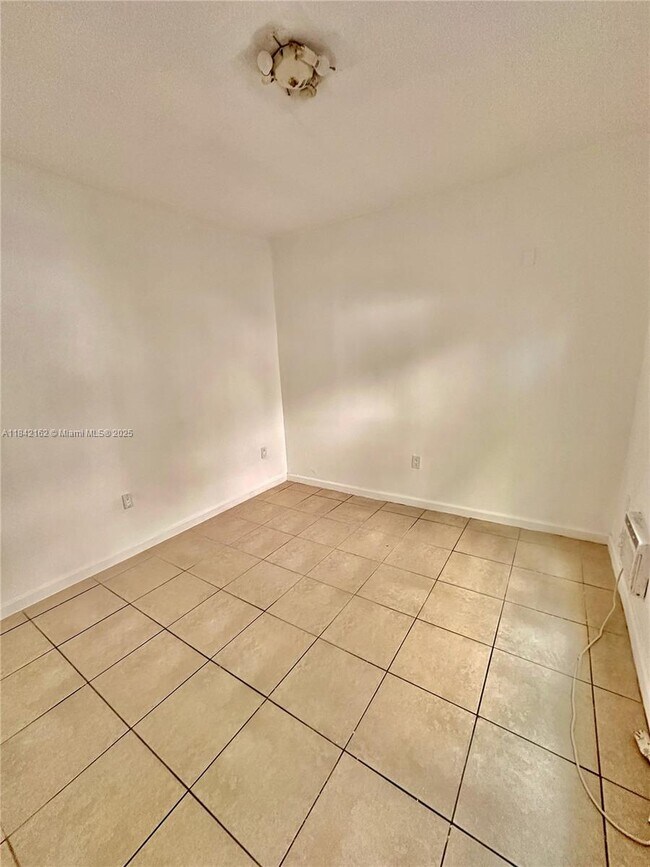 Foto del edificio - 437 NE 30th St