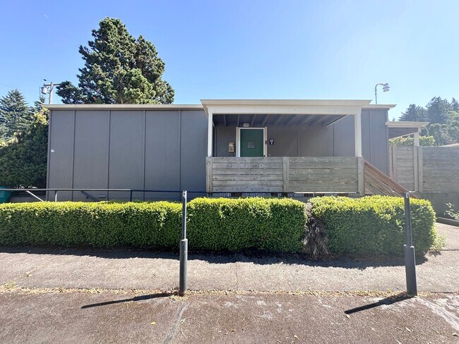 Foto del edificio - 2 Bed 1 Bath with Back Patio in Montavilla!