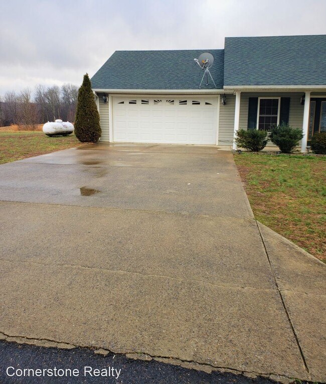 Building Photo - 3 br, 2 bath House - 74 Hill Dr.