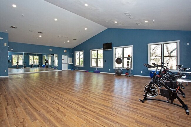 Building Photo - 1 bedroom apartment! Tell me about it, stud