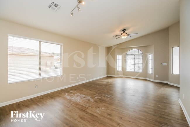 Foto del edificio - 1610 E Desert Ln